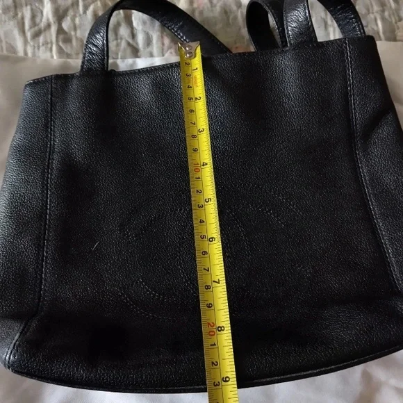 CHANEL Black Leather Shoulder Bag with Classic Design - Picture 13 of 17